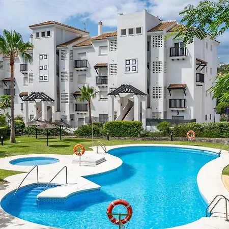 Apartment 11 Modern Apt With Sea Views, Two Poolareas, Close To Parks & Beaches