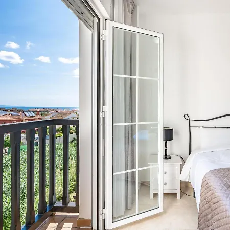 Apartment 11 Modern Apt With Sea Views, Two Poolareas, Close To Parks & Beaches *
